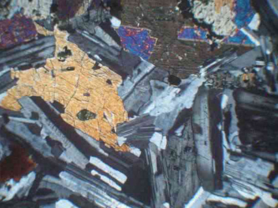 純橄欖巖正交偏光