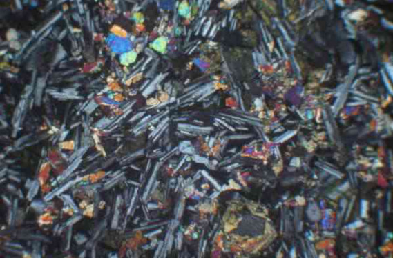 玄武巖正交偏光