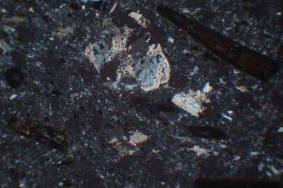 安山巖正交偏光