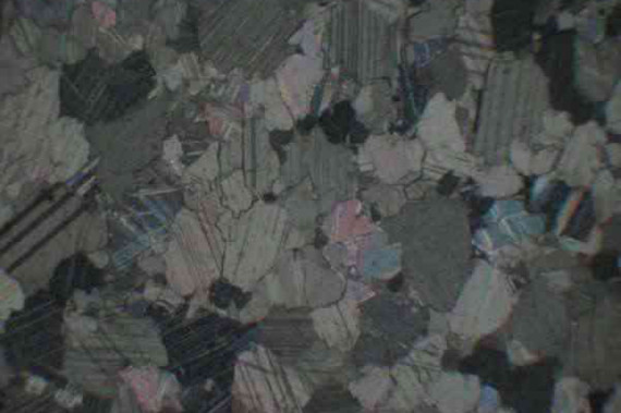 大理巖正交偏光