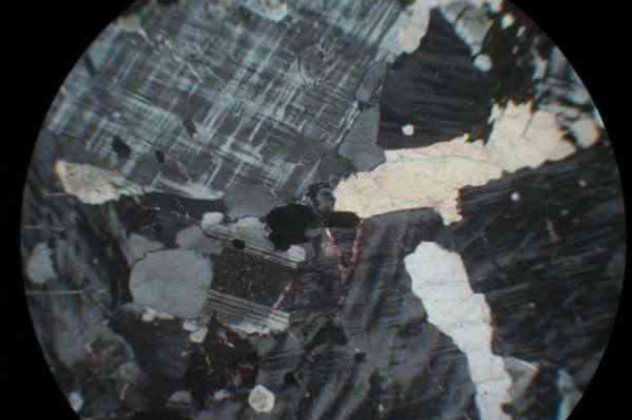 混合花崗巖正交偏光